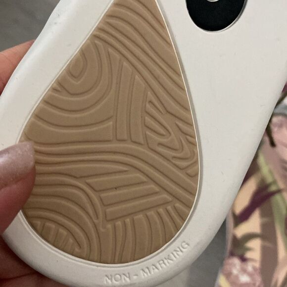 OluKai Kipe'a Heu- Black fuzzy lounge slippers- Women's size 10 - Picture 4 of 5